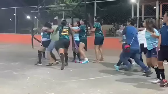 Aficionados y el Comité Organizador intervinieron para calmar los ánimos, mientras los árbitros no lograron controlar la situación Aficionados y el Comité Organizador intervinieron para calmar los ánimos, mientras los árbitros no lograron controlar la situación
