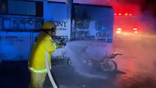 Reporte de una motocicleta  incendiada en Colonia Centro, movilizó a bomberos de Felipe Carrillo Puerto
