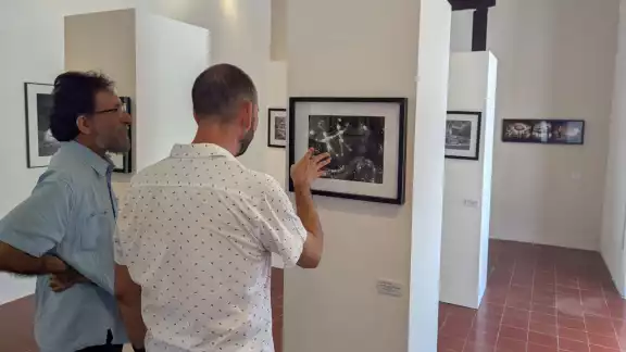 La exposición tiene obras que incluyen diferentes materiales. La exposición tiene obras que incluyen diferentes materiales.