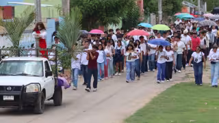 Ni las lluvias ahuyentan a los devotos en el Viacrucis de Peto