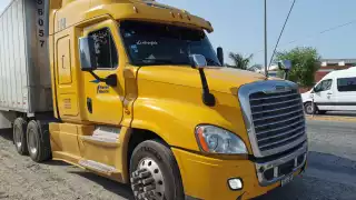 Choque entre tractocamión y auto dejó daños materiales sobre avenida Isla de Tris en Ciudad del Carmen