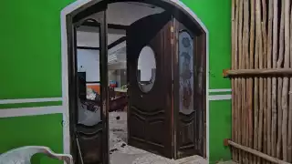 El vándalo rompió las ventanas de la casa, logrando que por el miedo, la mujer cayera desmayada