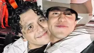 pasado de copas se dejó ver Nodal en su concierto