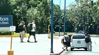 “Soy libre de escoger": Turistas prefieren caminar en lugar de tomar el transporte del aeropuerto de Cancún     