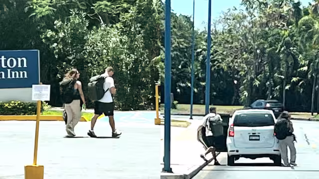 Al salir del aeropuerto, usuarios prefieren caminar un kilómetro, a fin de abordar las unidades que ofrecen las plataformas