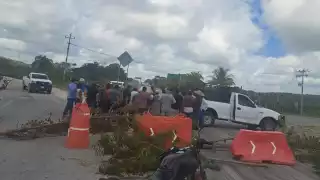 Continúan bloqueos carreteros en Chetumal ante falta de luz en localidades  