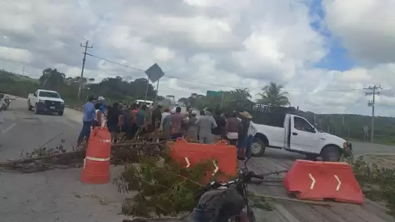 Afectados cerraron el paso vehicular con palos, ramas y otros objetos Afectados cerraron el paso vehicular con palos, ramas y otros objetos