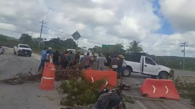 Afectados cerraron el paso vehicular con palos, ramas y otros objetos