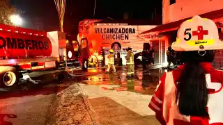 Bomberos de Cancún logran apagar  un incendio dentro de una vulcanizadora de la SM 61