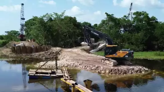 A pesar de la temporada de lluvias, continúan los trabajos de reconstrucción del puente "Las Golondrinas" en Miguel Hidalgo.