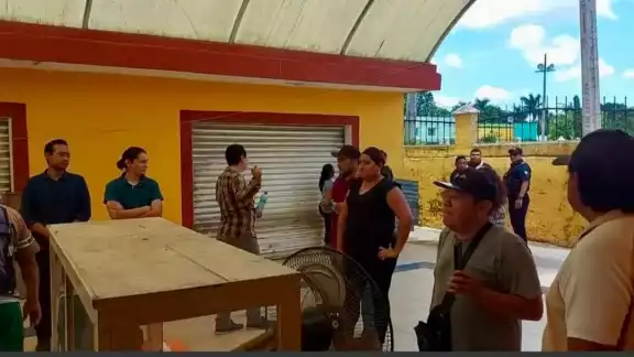 Cuatro vendedores manifestaron ser víctimas de despojo por el Ayuntamiento de Cacalchén Cuatro vendedores manifestaron ser víctimas de despojo por el Ayuntamiento de Cacalchén