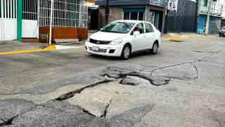 Fracturas y varillas expuestas ponen en riesgo a conductores en Ciudad del Carmen