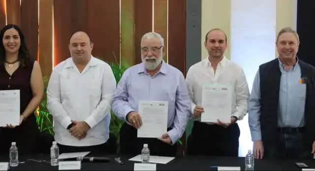 UNAY firma alianza con Canaco Mérida y 13 universidades para fortalecer a sus estudiantes