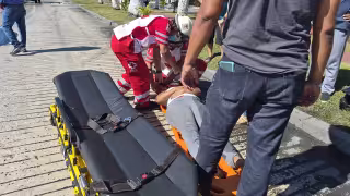 Pavimento mojado ocasiona accidente: motociclista derrapa y termina hospitalizada
