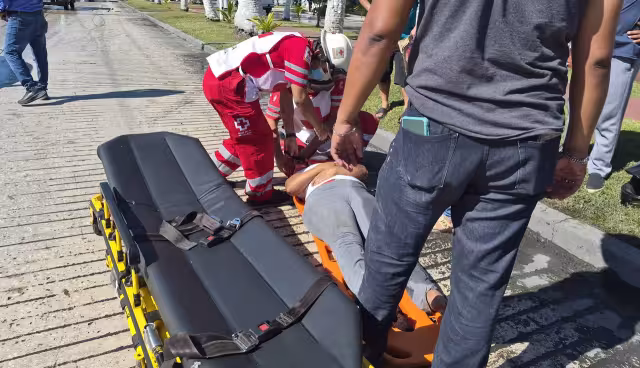 1. Aparatosa caída deja lesionada a motociclista en colonia Morelos