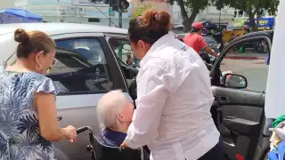 Aplauden a operadora del Ie-tram  quien brindó apoyo a una mujer de la tercera de edad 