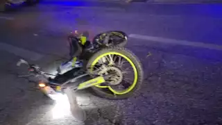 Jóvenes motociclistas terminan gravemente heridos tras accidentarse en la avenida Bonampak de Cancún