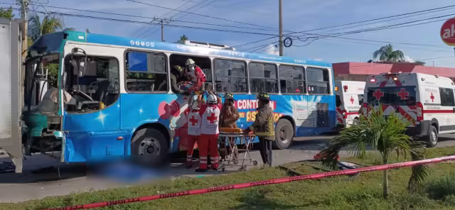 El chofer del camión de Cancún murió tras caer de la unidad