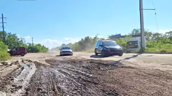 Pese a la supuesta inversión millonaria a la carretera, siguen presentes los baches Pese a la supuesta inversión millonaria a la carretera, siguen presentes los baches
