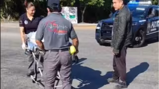 Un motociclista resultó lesionado tras chocar con una camioneta en Paseo Central.
