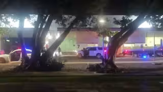 La camioneta blindada en cuestión es una Suburban blanca.