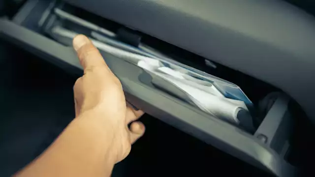 Llevar documentos como la licencia de conducir, tarjeta de circulación y póliza de seguro es esencial para conducir legalmente en México