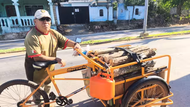 Un triciclo lleno de madera para quemar puede costar entre 130 y 140 pesos, señalaron productores locales