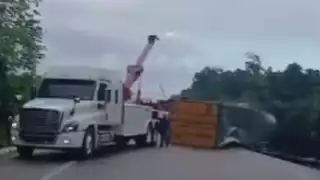 Las grúas maniobraron para poder retirar la caja del tráiler.