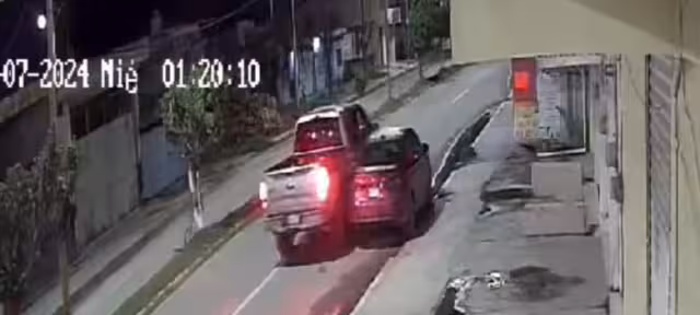 Un automóvil rojo estacionado en la avenida Héctor Pérez Martínez fue chocado a propósito por una camioneta blanca que se dio a la fuga.