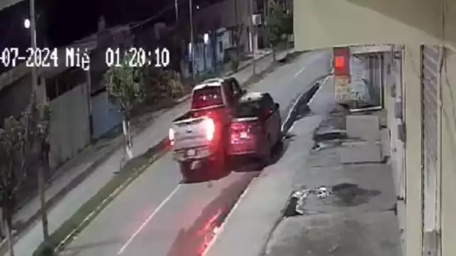 Un automóvil rojo estacionado en la avenida Héctor Pérez Martínez fue chocado a propósito por una camioneta blanca que se dio a la fuga.