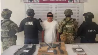 Elementos de seguridad aseguraron un arma larga tipo AR-15, considerada de uso exclusivo de las Fuerzas Armadas, así como dos cargadores abastecidos