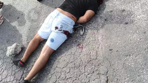 El hombre ejecutado quedó tendido sobre el pavimento de la vía pública.
