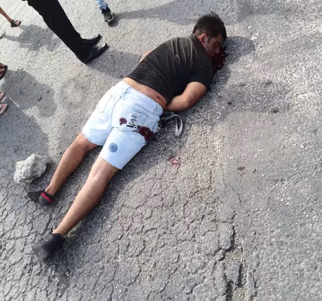 El hombre ejecutado quedó tendido sobre el pavimento de la vía pública.