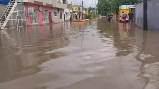 Algunas calles de la ciudad quedaron inundadas tras la fuerte lluvia.