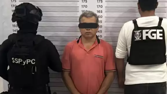 Al individuo se le aseguraron 57 dosis de cristal, 20 dosis de hachís, 7 envoltorios marihuana y tres bolsitas con “tachas” Al individuo se le aseguraron 57 dosis de cristal, 20 dosis de hachís, 7 envoltorios marihuana y tres bolsitas con “tachas”