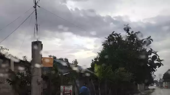 Un hombre de la tercera edad, aparentemente en estado de ebriedad, cayó sobre la banqueta en la colonia Esperanza y permaneció inmóvil