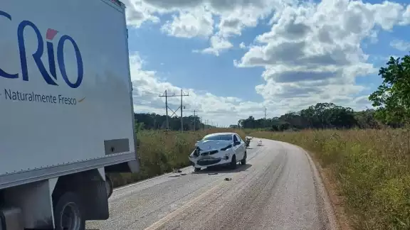 Un vehículo no guardó su distancia y se impactó contra un camión de empresa avícola en el tramo Ich-Ek-Hopelchén Un vehículo no guardó su distancia y se impactó contra un camión de empresa avícola en el tramo Ich-Ek-Hopelchén