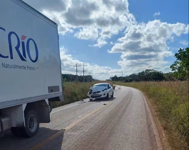 Un vehículo no guardó su distancia y se impactó contra un camión de empresa avícola en el tramo Ich-Ek-Hopelchén