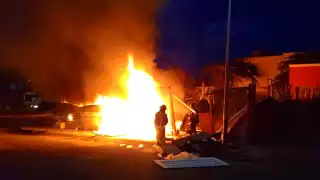 Incendio consume por completo un taller clandestino en la Región 202 de Cancún