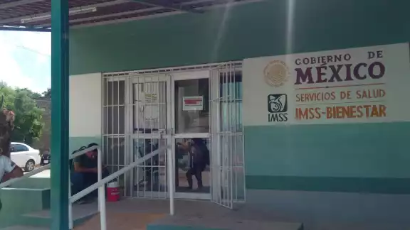 Sólo hay un doctor que atiende en el turno de la mañana. Sólo hay un doctor que atiende en el turno de la mañana.