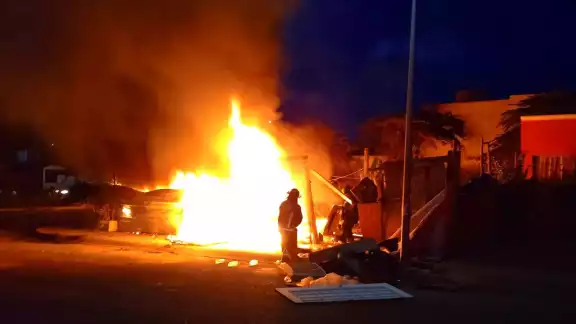 El Heroico Cuerpo de Bomberos trabajó para contener la expansión del fuego.