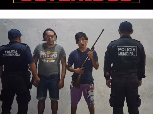 Detienen a dos hombres por portar un arma frente a una escuela.