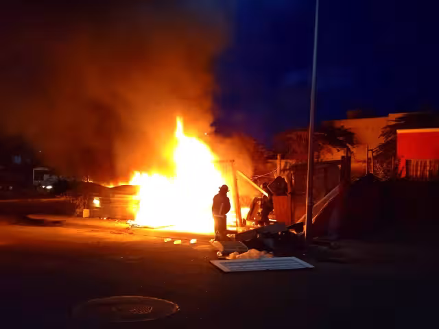 El Heroico Cuerpo de Bomberos trabajó para contener la expansión del fuego.