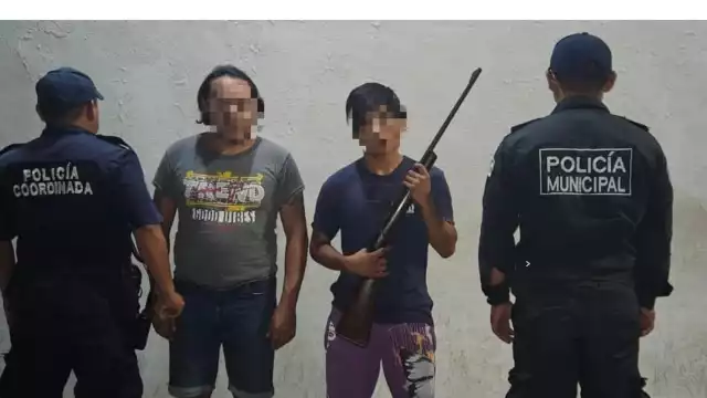 Detienen a dos hombres por portar un arma frente a una escuela.