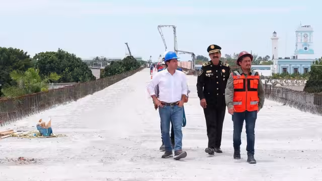 El Gobernador del Estado supervisa el desarrollo de la carretera elevada que se construye en Progreso
