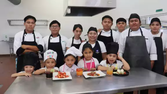 Alumnos de la Miguel Hidalgo guisan de forma saludable con ayuda de universitarios de la Mayab Alumnos de la Miguel Hidalgo guisan de forma saludable con ayuda de universitarios de la Mayab