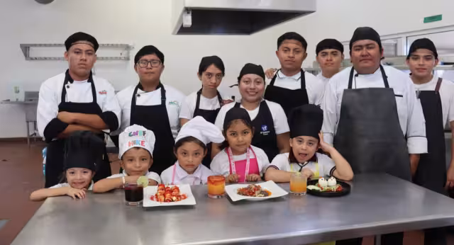 Alumnos de la Miguel Hidalgo guisan de forma saludable con ayuda de universitarios de la Mayab