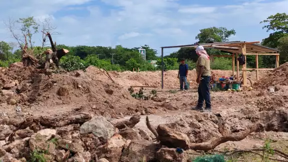 Los colonos lamentan que mientras el espacio se destina a particulares, ellos siguen sin servicios básicos Los colonos lamentan que mientras el espacio se destina a particulares, ellos siguen sin servicios básicos