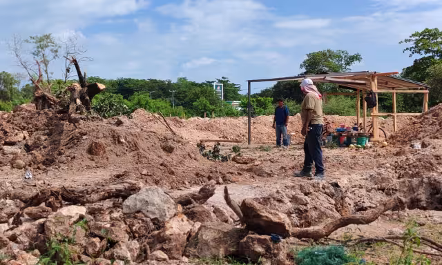 Los colonos lamentan que mientras el espacio se destina a particulares, ellos siguen sin servicios básicos