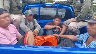 Detienen a cuatro hombres en Kanasín por tirar escombro en un camino de terracería